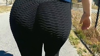 Gioco Pubblico Con Una Mamma Formosa In Leggings