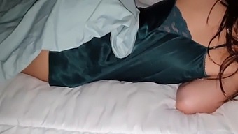 Mi Intrufolo Nella Stanza Della Mia Sorellastra E Faccio Sesso Non Protetto Con La Sua Vagina Bagnata