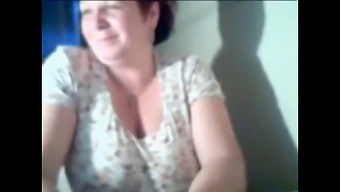 Amateur Webcam Model Flaunts Her Mature Breasts