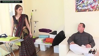 Kaamwali Bai'S Sari Exposes Her Big Ass And Gets Anal Penetration