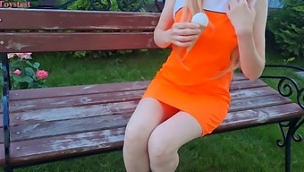Извратено Момиче И Нейният Вибратор Се Забавляват На Пейка В Обществен Парк.