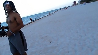 Giovane Trio Interrazziale Con Latine E Filippine Su South Beach Airbnb