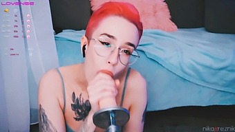 Fata Drăguță Se Bucură De Sex Oral De La Mașina De Futut