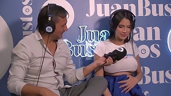 Sarcina Ambarprada Și Sânii Mari Într-O Acțiune De Mașină De Sex De Înaltă Definiție