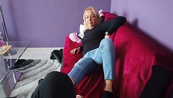 Блондинка Маце Преживява Обожание На Краката За Първи Път