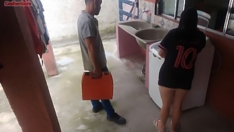 Soția Braziliană Schimbă Favorurile Sexuale Cu Reparatorul Mașinii De Spălat În Absența Soțului Ei