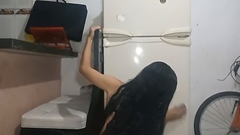 Amateur Stepsister Seeks Out Big Cock For Blowjob - Spanish Porn
