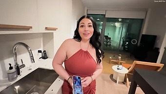 La Sexy Latina Mandi May Prende Il Posto Dell’amica.