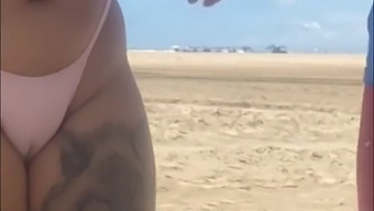 Ho Lasciato Che Il Ragazzo Giovane Mi Prendesse Una Tetta In Spiaggia E Ho Anche Preso Il Suo Cazzo.